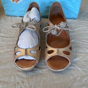 Never worn gentle souls samdals